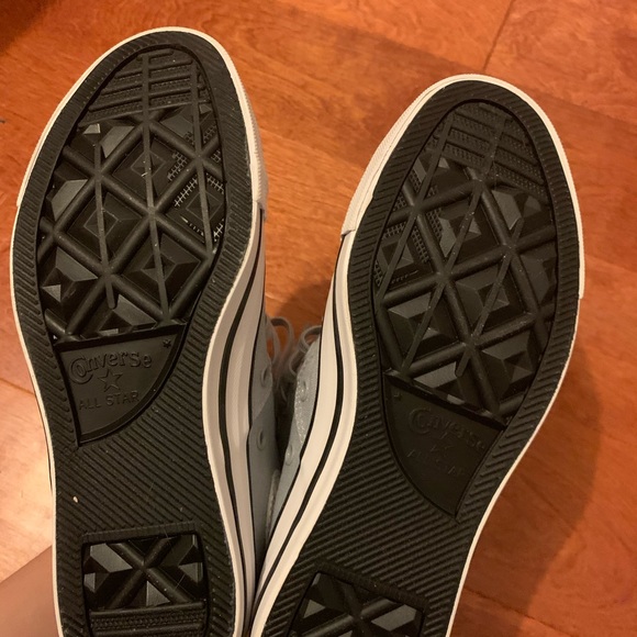 NWOT Women’s Converse - Picture 4 of 4